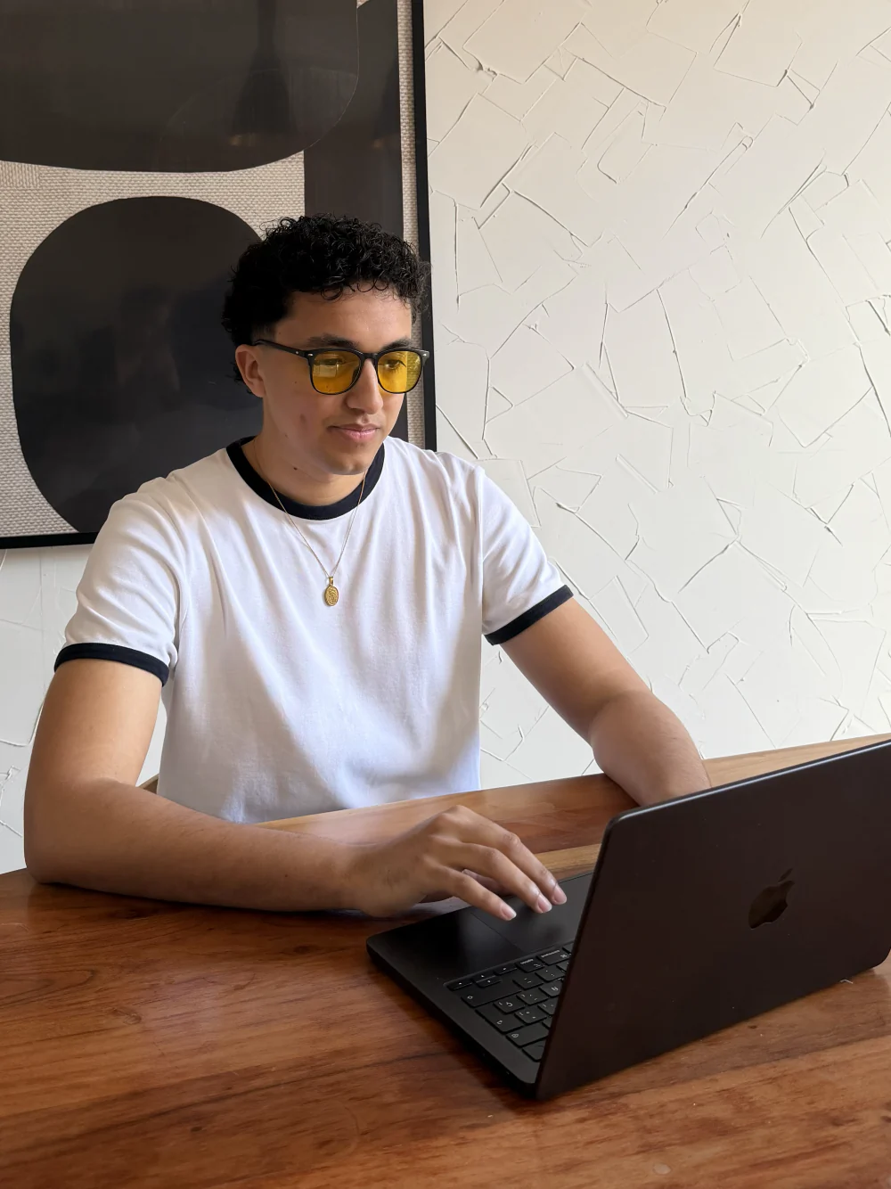 Mikel Dewisme trabajando en su portátil